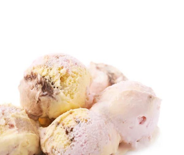 Изолированная куча шариков с мороженым — стоковое фото