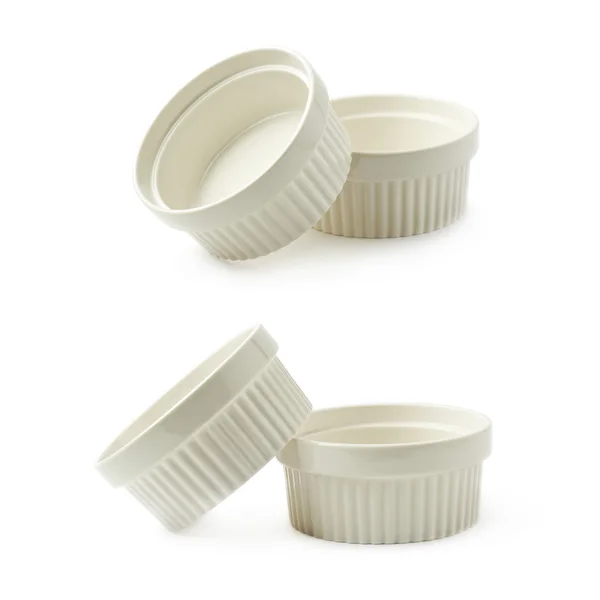 Porcelanowe podstawki souffle ramekin na białym tle — Zdjęcie stockowe