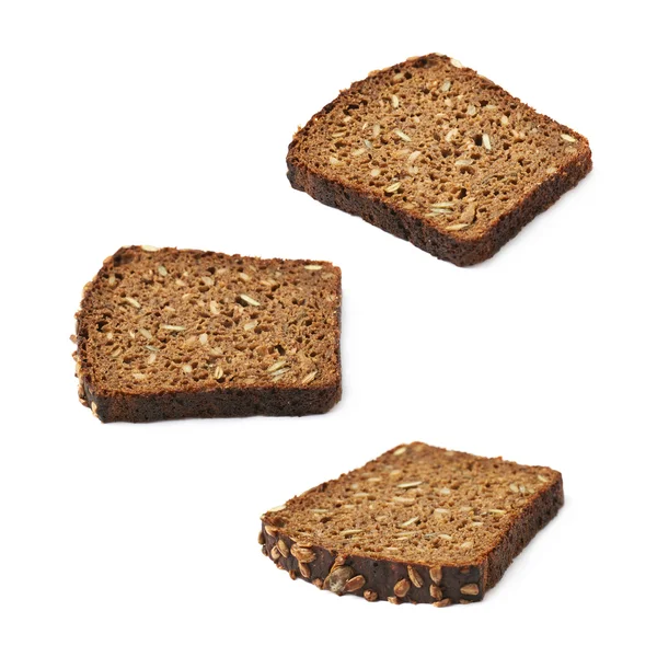 Черный кусок хлеба изолирован — стоковое фото