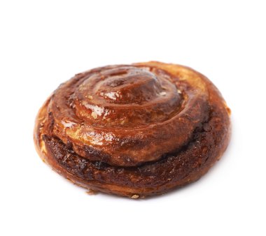 Tarçın rulo pasta çörek izole