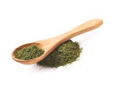 Kaşık kuru dereotu yığını üzerinde