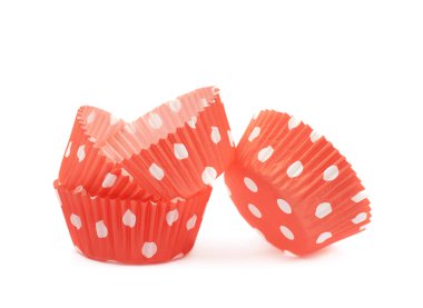 Kırmızı puantiyeli cupcake fincan izole