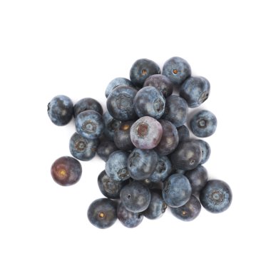 İzole bilberries yığını