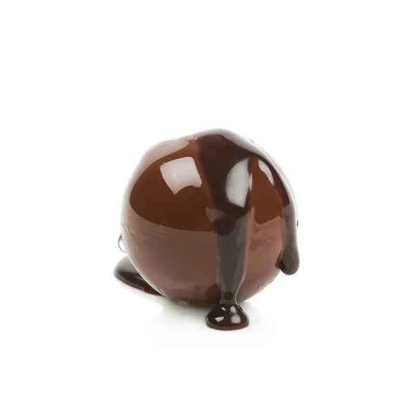 Bola de chocolate doce isolado — Fotografia de Stock