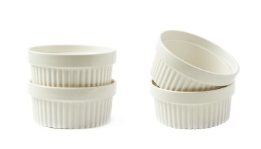 İzole porselen sufle ramekin yemekleri