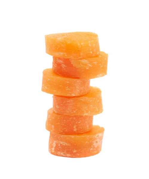 Pilha pilha de fatias de cenoura isolado — Fotografia de Stock
