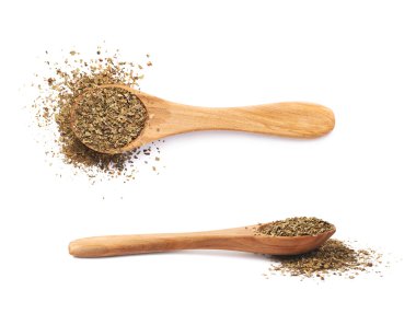 Tahta kaşık ve kurutulmuş fesleğen