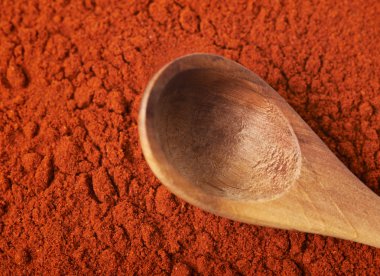 Tahta kaşık toz kırmızı biber üzerinde