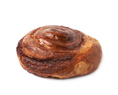 Tarçın rulo pasta çörek izole