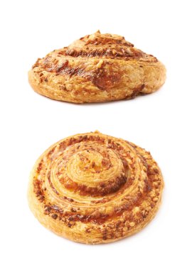 Peynir pasta rulo çörek izole