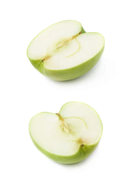 Нарезанная половина яблока изолирована — стоковое фото
