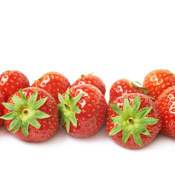 Reihe roter Erdbeeren isoliert — Stockfoto