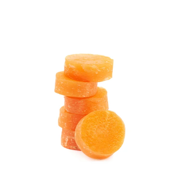 Pilha pilha de fatias de cenoura isolado — Fotografia de Stock