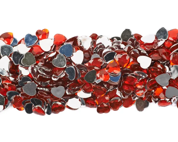 Haufen aus mehreren herzförmigen Perlen isoliert — Stockfoto