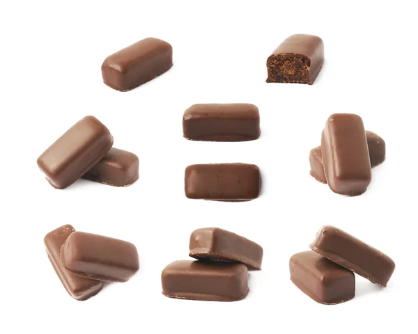 Choklad bestruket chokladkaka isolerade — Stockfoto
