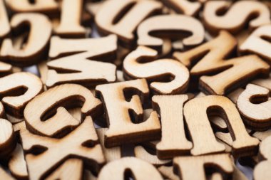 Ahşap harflerle kaplı yüzey