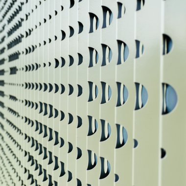 Delikli metalden yapılmış duvar koruyucusu