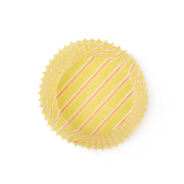 Coupe cupcake en papier jaune isolé — Photo