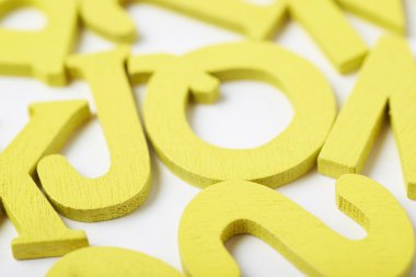 Ahşap harfleri ile kaplı yüzey