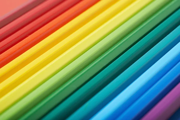 Многоцветные цветные карандаши — стоковое фото