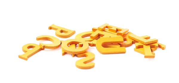 Mucchio di lettere di legno dipinte isolato — Foto Stock
