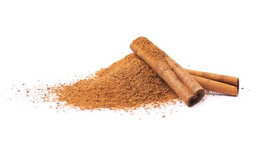 İzole toz tarçın yığını