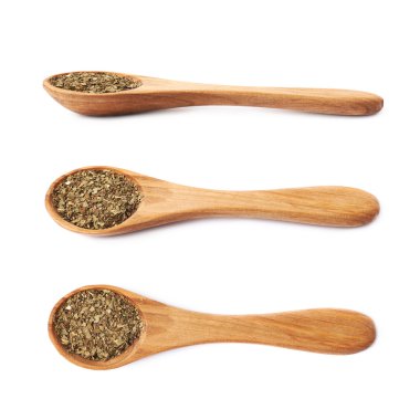 Tahta kaşık ve kurutulmuş fesleğen