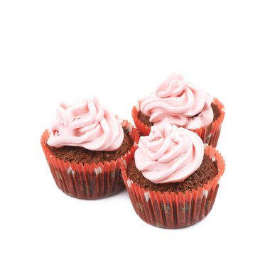 Çikolata muffin pembe krema izole ile