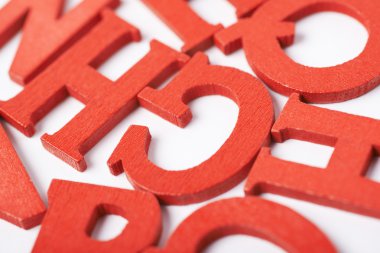 Ahşap harfleri ile kaplı yüzey