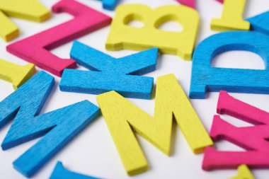 Ahşap harfleri ile kaplı yüzey