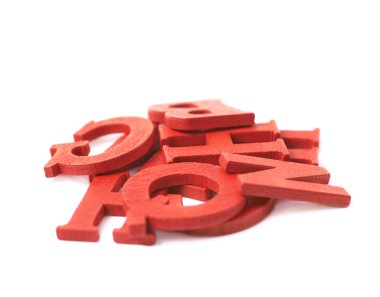 Renkli ahşap harfler izole yığını