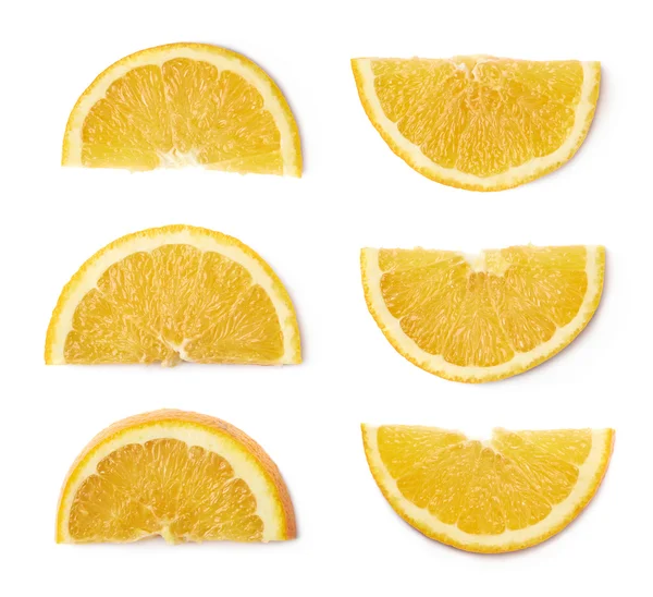 Scheibe einer Orangenfrucht isoliert — Stockfoto