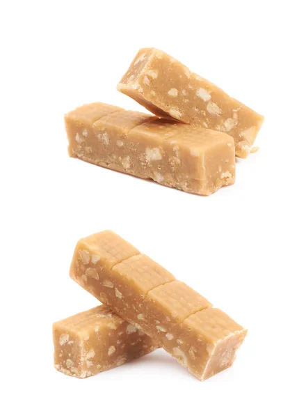 Dulces de caramelo con frutos secos aislados — Foto de Stock