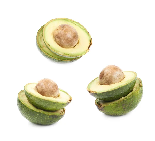 Twee avocado helften geïsoleerd — Stockfoto