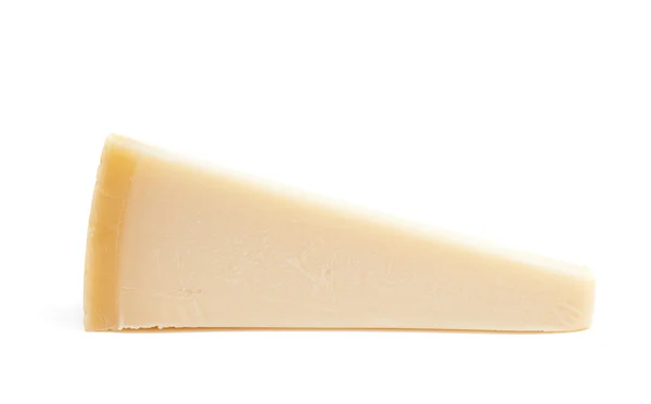 Pedaço de queijo parmesão isolado — Fotografia de Stock