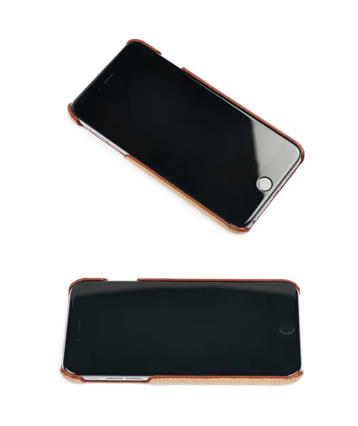 Черный смартфон в кожаном чехле изолирован — стоковое фото