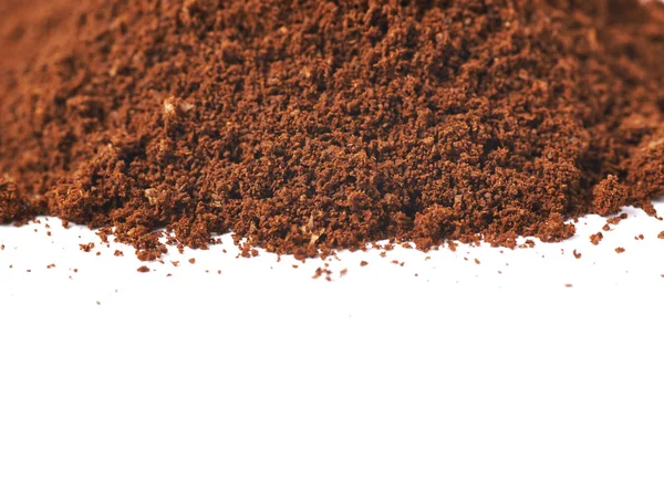 Haufen der gemahlenen Kaffeeflocken isoliert — Stockfoto