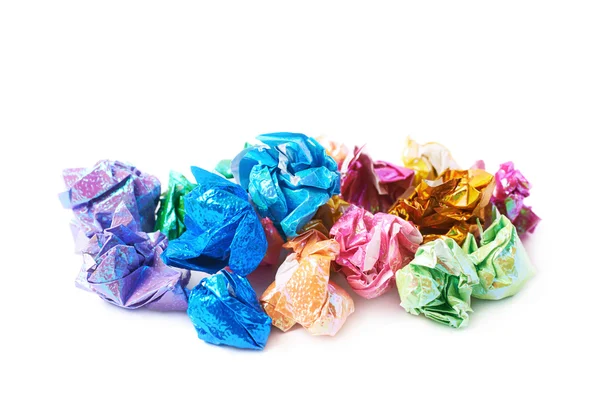 Купа різнокольорових подрібнених паперових кульок ізольовані — стокове фото