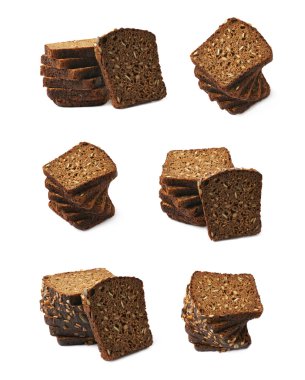 Siyah ekmek dilimleri yığın izole