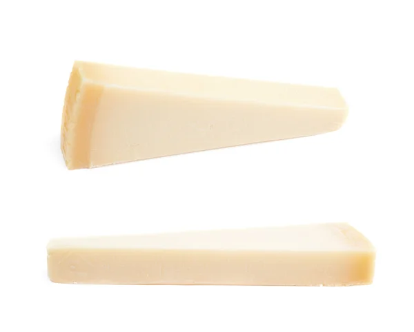 Pedaço de queijo parmesão isolado — Fotografia de Stock
