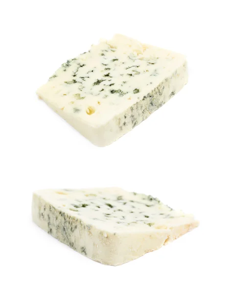 Φέτα ένα μπλε τυρί Ροκφόρ απομονωθεί — Φωτογραφία Αρχείου