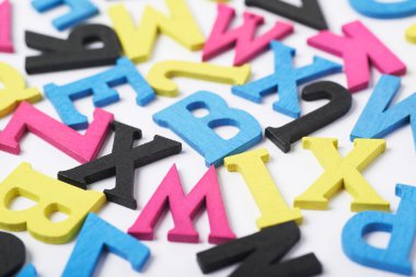 Ahşap harfleri ile kaplı yüzey