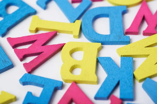 Ahşap harfleri ile kaplı yüzey