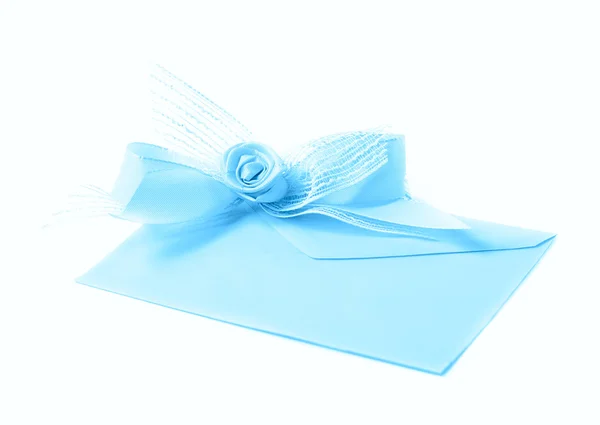 Бумажный конверт, украшенный бантом — стоковое фото