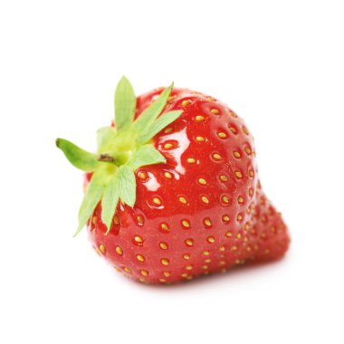 Tek olgun kırmızı çilek izole