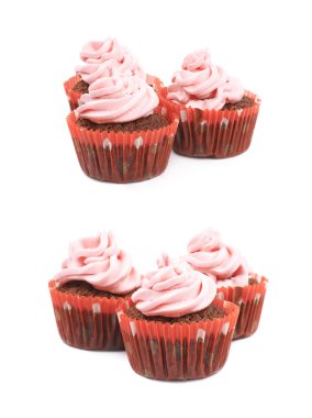 Çikolata muffin pembe krema izole ile