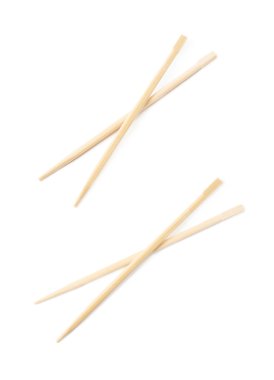 İzole ahşap suşi yemek çubukları