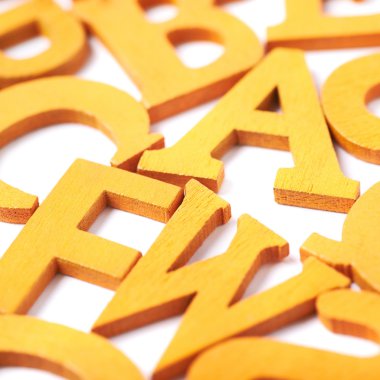 Ahşap harfleri ile kaplı yüzey