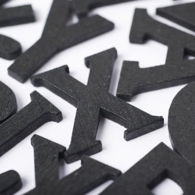 Ahşap harfleri ile kaplı yüzey