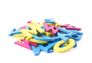 Boyalı ahşap harfler izole yığını